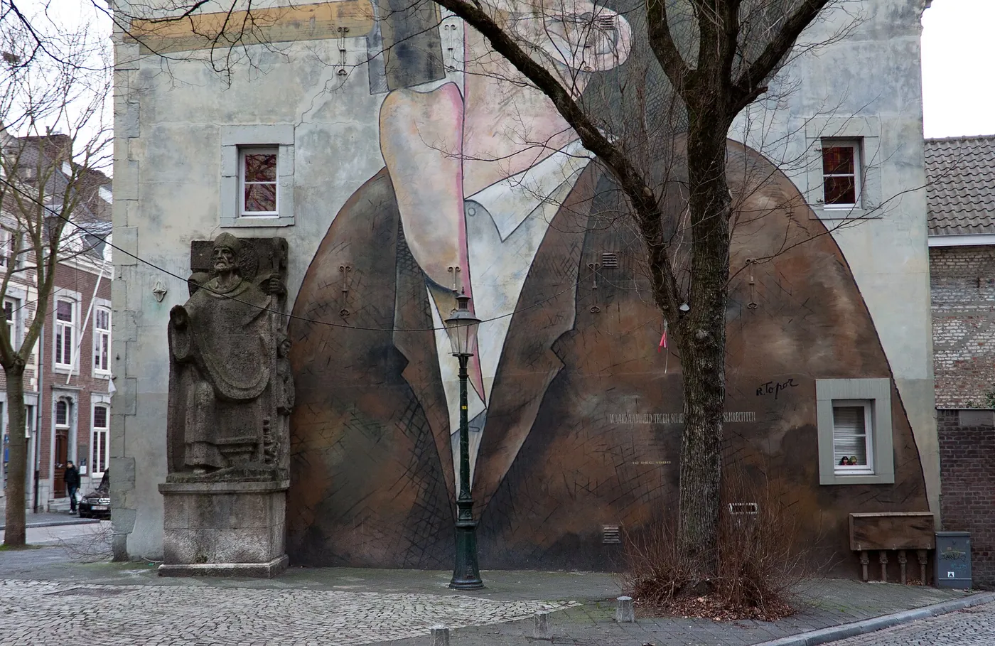 Maastricht, muurschildering Topor & beeld St-Servaas