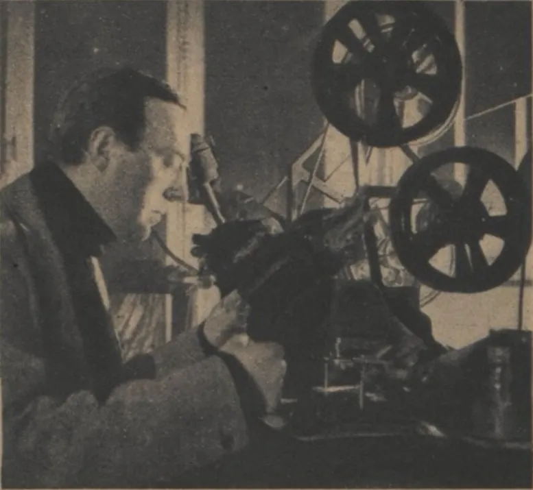 Paul Grimault travaillant avec un Moviola