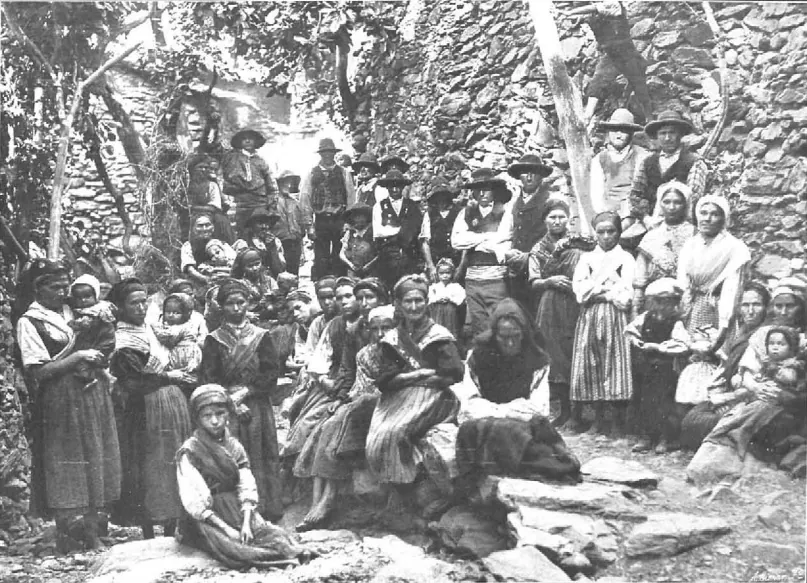 Grupo de jurdanos ante la cámara fotográfica, de Venancio Gombau