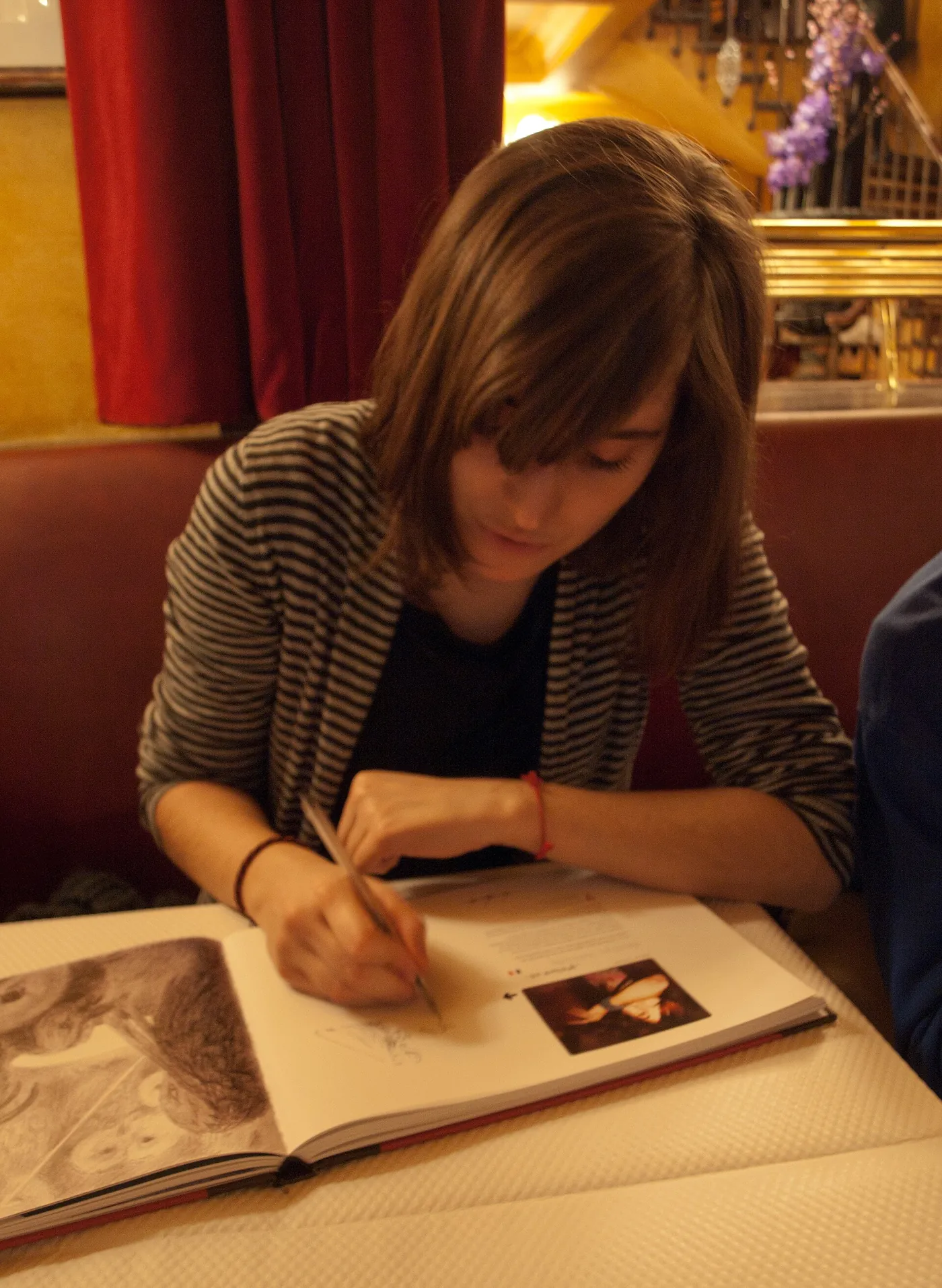 Maïlys Vallade en dédicace, Café du Commerce, Paris 2012